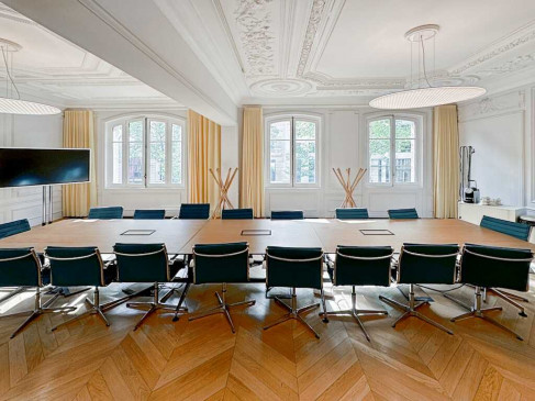 Office: 32-34 Avenue Kleber, Paris, 75116