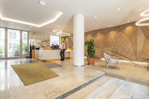 Office: 54 Rue de Londres, Paris, 75008