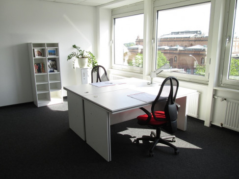 Office: Glockengieberwall 17, Hamburg, 20095